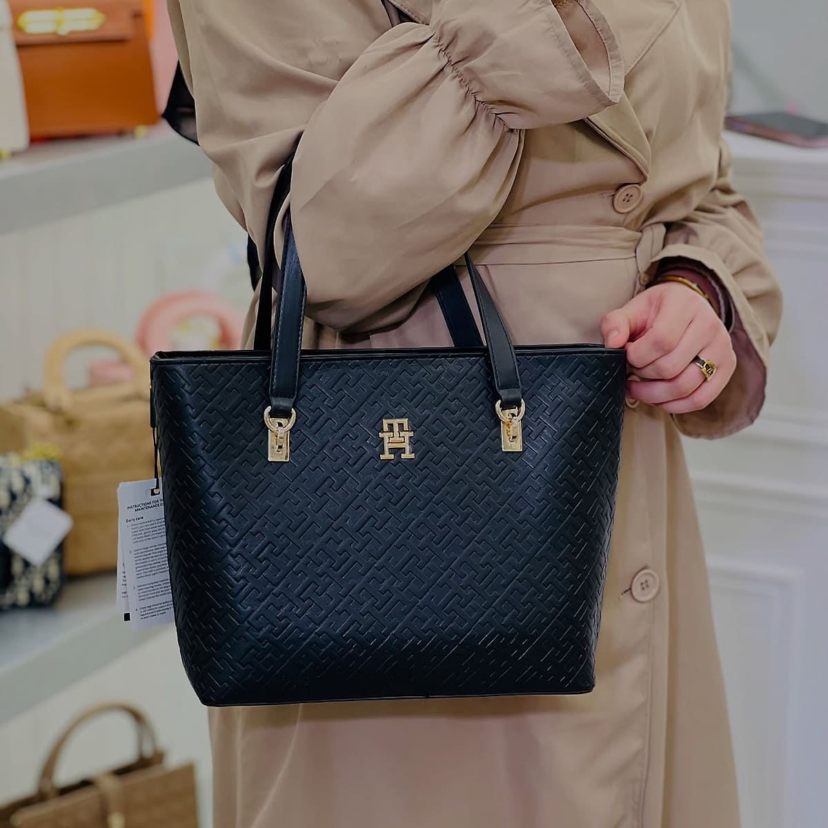 Tommy Hilfiger Black Women Handbags Aw0Aw16002